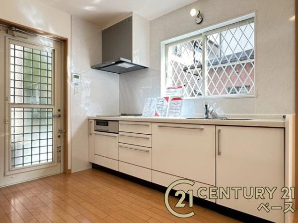 生駒市南山手台　一戸建のキッチン|■現地撮影写真■収納力と使いやすさを追求したシステムキッチンです！