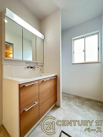 生駒市南山手台　一戸建の独立洗面台|■現地撮影写真■三面鏡タイプのミラーキャビネット！収納スペースも豊富です！