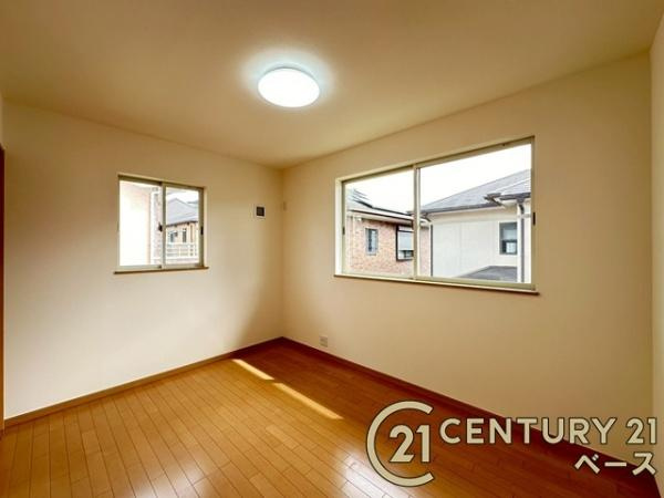 生駒市南山手台　一戸建の寝室|■現地撮影写真■開放感のある広々した主寝室！他に洋室が３部屋ございます！