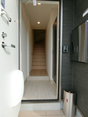 アジュール東福原の玄関