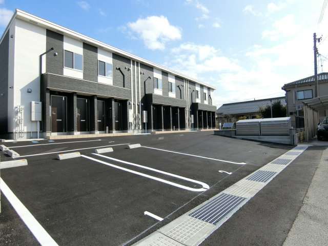 アジュール東福原の駐車場