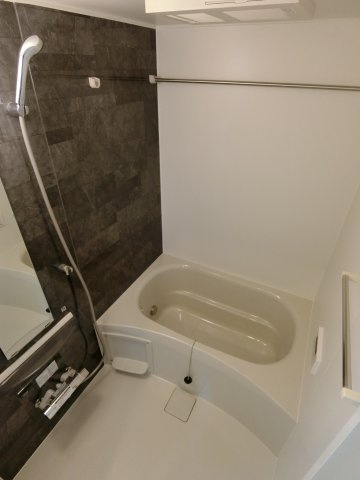 アジュール東福原の浴室