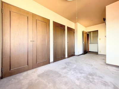 【洋室】 | ◆成瀬五丁目中古戸建◆ | ◆室内はいつも明るい印象なので気持ちの良い朝を迎えられます。各部屋にはクローゼットを完備しており、収納が多いお家はすっきりして快適空間です。