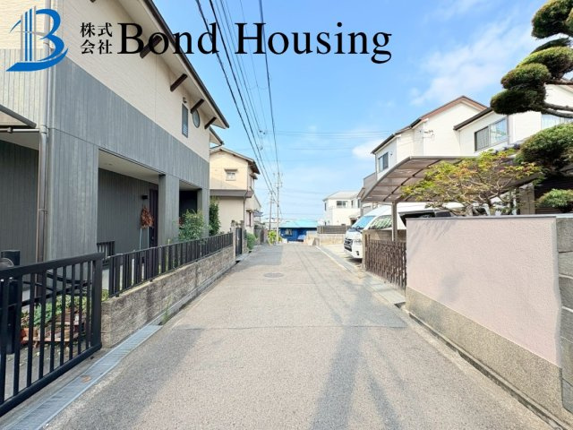 全居室収納スペースあり　玉津町新方　中古戸建の前面道路含む現地写真