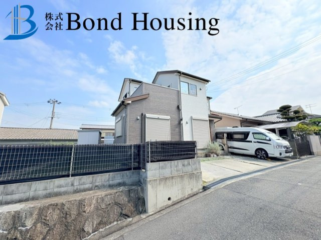 全居室収納スペースあり　玉津町新方　中古戸建の前面道路含む現地写真