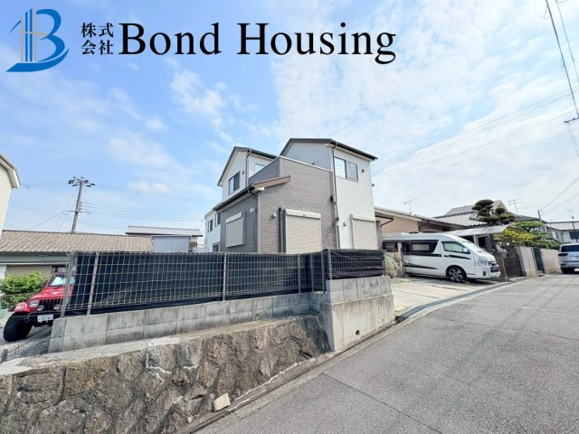 全居室収納スペースあり　玉津町新方　中古戸建の前面道路含む現地写真