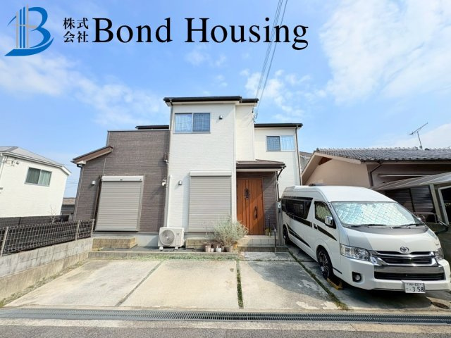 全居室収納スペースあり　玉津町新方　中古戸建の駐車場