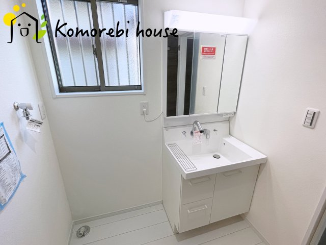 鴻巣市鴻巣　新築一戸建て　01の独立洗面台|12/14　撮影済み