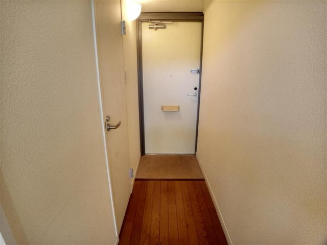 レオパレスカサグランデの玄関|収納もある玄関です