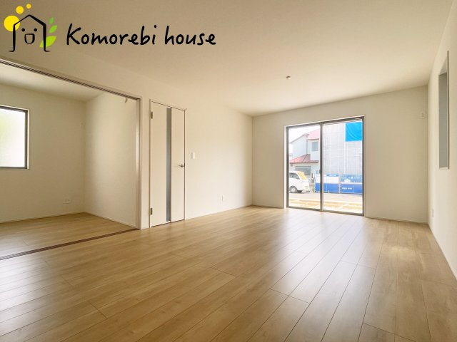 桶川市加納6期　新築一戸建て　グラファーレ　18の居間・リビング|高性能窓と断熱材を採用したLDKで、冷暖房効率アップ。家族が集まる時間も快適に過ごせるリビングです。