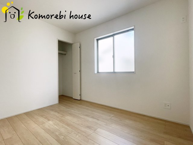 桶川市加納6期　新築一戸建て　グラファーレ　18の洋室|明るい光が差し込む洋室は、寝室・子ども部屋・ワークスペースなど多用途に使える自由度の高い空間。家具の配置もしやすく、暮らしに合わせて柔軟に活用できます。