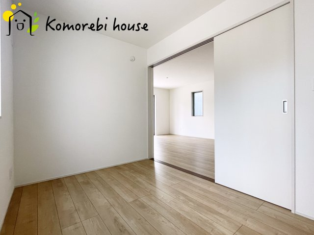 桶川市加納6期　新築一戸建て　グラファーレ　18の洋室|最近の新築住宅は窓まわりの性能が大きく進化しています。複層ガラスに、樹脂とアルミを組み合わせた断熱性の高いハイブリッドサッシを採用。