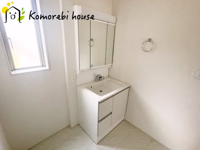 桶川市加納6期　新築一戸建て　グラファーレ　18の独立洗面台|白を基調とした清潔感のある洗面台。シンプルで上品なデザインが空間に明るさをプラスします。