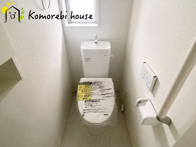 桶川市加納6期　新築一戸建て　グラファーレ　18のトイレ|温水洗浄機能（ウォシュレット）標準装備で、毎日のトイレ時間がより快適に。やさしい温水洗浄で清潔を保てるだけでなく、冬場のヒヤッと感を軽減する暖房便座も嬉しいポイント。
