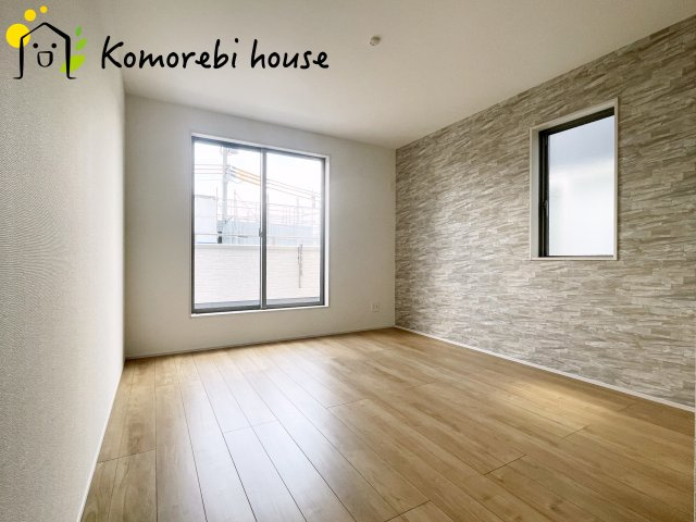 桶川市加納6期　新築一戸建て　グラファーレ　18の寝室|一日の疲れをゆっくり癒せる主寝室は、ベッドを置いてもゆとりある広さが魅力。収納完備で衣類もスッキリ収まり、静かで落ち着いた空間が快適な眠りをサポートします。