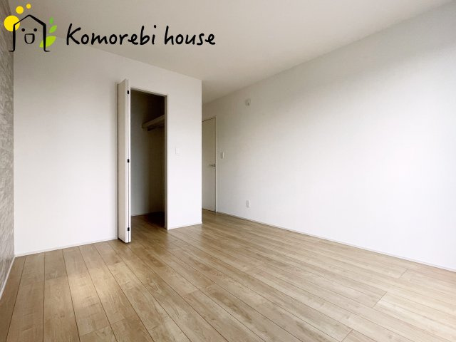 桶川市加納6期　新築一戸建て　グラファーレ　18の寝室|寝室にはゆとりのある広さがあり、大きめのベッドも余裕をもって配置できます。
実際に内覧いただければ、サイズ感もよりイメージしやすいと思います。採寸もその場でご協力いたしますので、ぜひお確かめください。