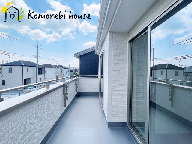 桶川市加納6期　新築一戸建て　グラファーレ　18のバルコニー|防水施工がしっかりと施されたバルコニーで、雨の日も安心。長く使える耐久性を備えたメンテナンスしやすい仕様です。