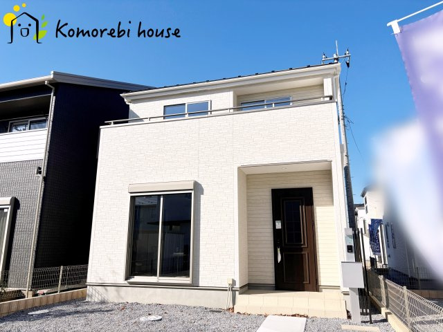 桶川市加納6期　新築一戸建て　グラファーレ　18の外観|明るい色合いで統一された外観が魅力の新築住宅。シンプルながら存在感があり、帰宅時に気分が上がるデザインです。周辺環境とも調和し、落ち着いた街並みに映える一邸です。