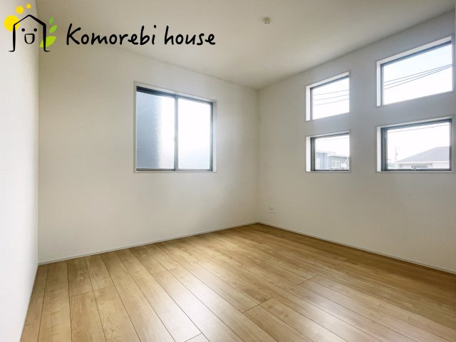 桶川市加納6期　新築一戸建て　グラファーレ　18の洋室|明るい光が差し込む洋室は、寝室・子ども部屋・ワークスペースなど多用途に使える自由度の高い空間。家具の配置もしやすく、暮らしに合わせて柔軟に活用できます。