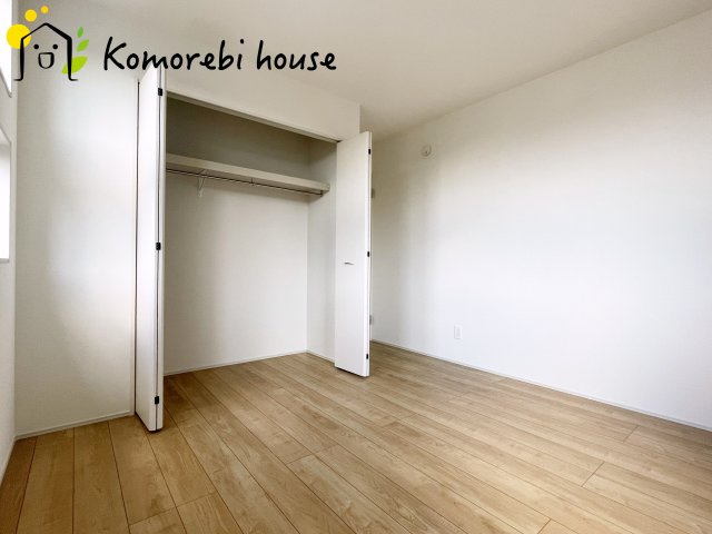 桶川市加納6期　新築一戸建て　グラファーレ　18の洋室|収納付きでゆとりのある空間。寝室としても、子ども部屋としても使え、衣類やおもちゃもスッキリ片付く快適な部屋。