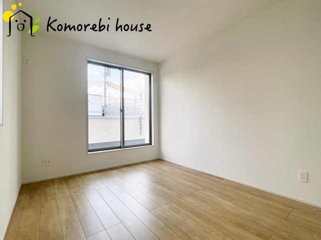 桶川市加納6期　新築一戸建て　グラファーレ　18の子供部屋|自然光が心地よく入る子ども部屋は、学習・遊び・睡眠をしっかり支える快適環境。シンプル設計でレイアウトも変えやすく、成長に合わせて長く使える利便性の高い一室です。