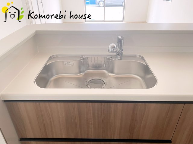 桶川市加納6期　新築一戸建て　グラファーレ　18のキッチン|浄水器一体型で、いつでも美味しいお水がそのまま使えるキッチンシンク。料理やコーヒーづくり、炊飯にも安心して利用でき、毎日の食卓が少し豊かに。