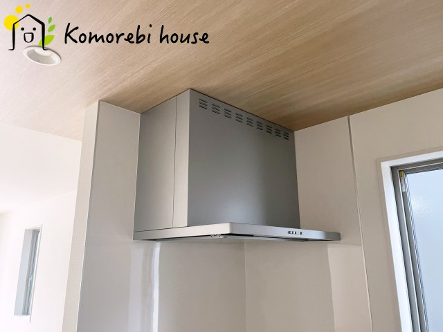 桶川市加納6期　新築一戸建て　グラファーレ　18のキッチン|吸引力の高いレンジフードが煙や匂いを素早く排出。揚げ物や炒め物も気兼ねなくでき、リビングに匂いを残しません。