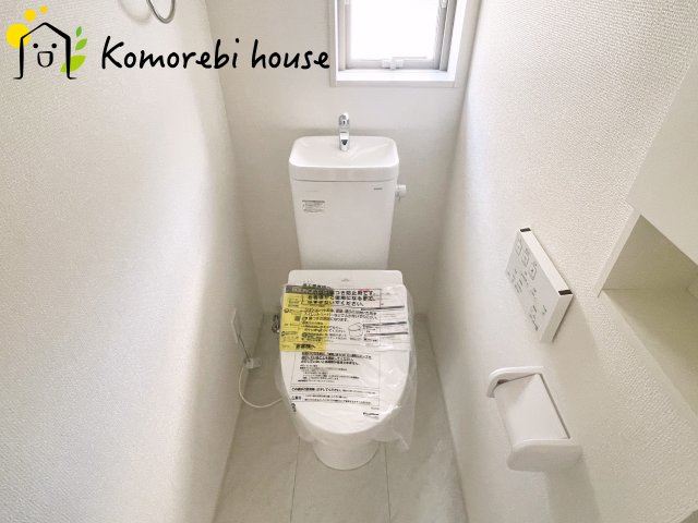 桶川市加納6期　新築一戸建て　グラファーレ　18のトイレ|2階にもトイレがあることで、朝の混雑が解消し生活動線がスムーズに。新築ならではの間取り設計で、毎日の“プチストレス”が驚くほど減ります。