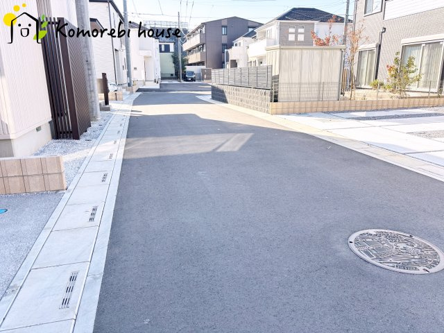 桶川市加納6期　新築一戸建て　グラファーレ　18の前面道路含む現地写真|前面道路は幅員ゆったりで車の出し入れもスムーズ。静かな住宅街に建つ新築戸建てです。