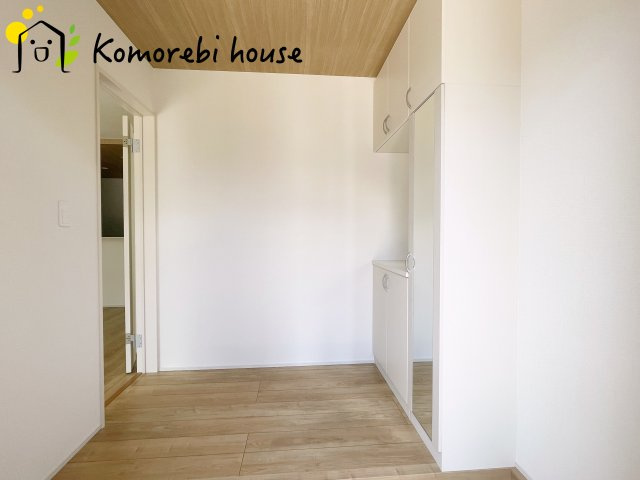 桶川市加納6期　新築一戸建て　グラファーレ　18の玄関|玄関から快適な生活が始まる。収納・導線・使い勝手に配慮された、家族に優しい設計です。