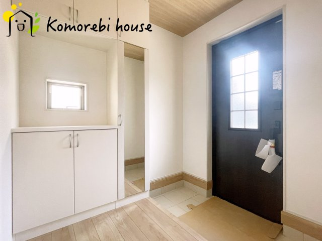 桶川市加納6期　新築一戸建て　グラファーレ　18の玄関|明るく使いやすい玄関で、家族の生活をスムーズに。収納や導線も配慮された万能空間です。