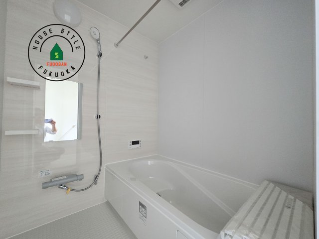 福岡市南区曰佐5丁目第2-4棟（1号棟）の浴室|1日の疲れを癒してくれる広々バスルーム。雨の日のお洗濯にも大活躍な浴室乾燥機付です！