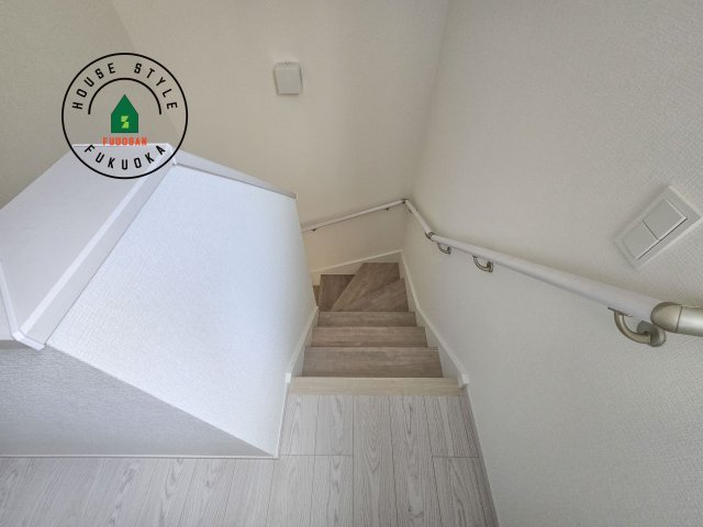 福岡市南区曰佐5丁目第2-4棟（1号棟）の内装|階段からも明るい光が入ります。採光や通風も階段の重要な役割です。