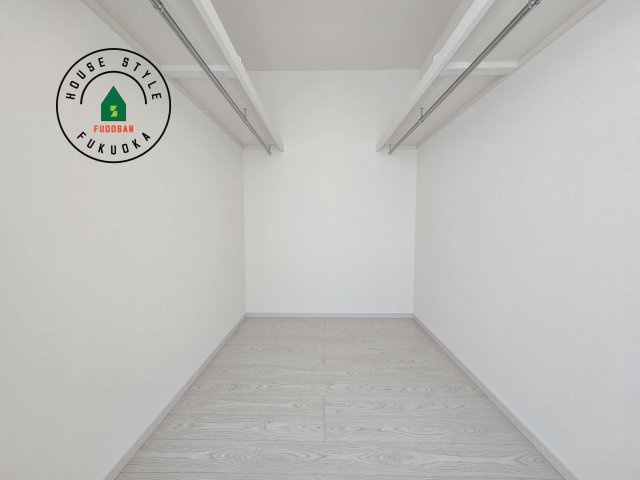 福岡市南区曰佐5丁目第2-4棟（1号棟）の収納|洋服や大きな荷物が多い方や人数の多いご家族などは、一般的なクローゼットよりもウォークインクローゼットのほうが使い勝手が良いです。