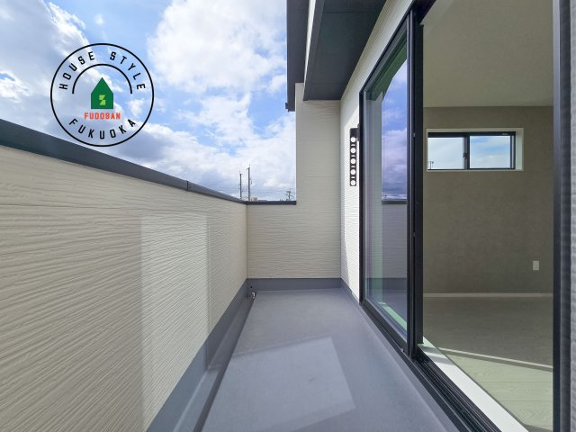 福岡市南区曰佐5丁目第2-4棟（1号棟）のバルコニー|風をしっかりと感じられるバルコニーでは、毎日が洗濯日和です。広々としているので洗濯も楽しくなるでしょうし、気分転換にバルコニーからの眺めを楽しむのもいいでしょう。