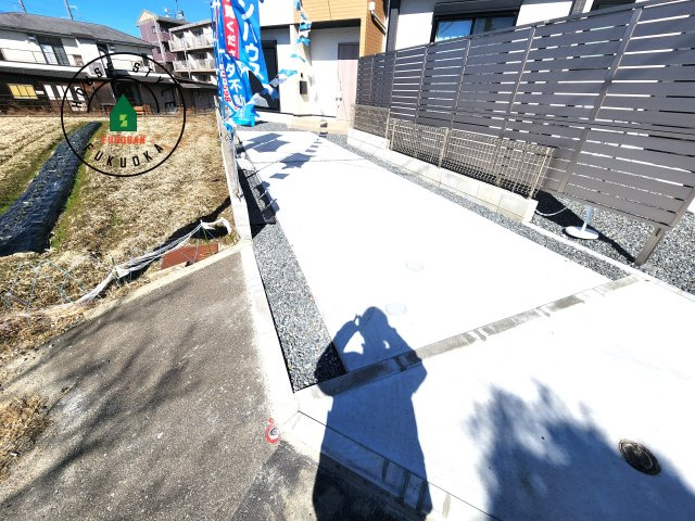 福岡市南区曰佐5丁目第2-4棟（1号棟）の駐車場|広々した駐車場になります。3台並列駐車となります。