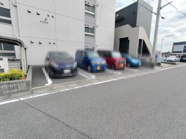 パインズ美園の駐車場
