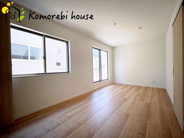 桶川市上日出谷南　2期　戸建て　ピュアガーデン　02の寝室|広くて明るい寝室