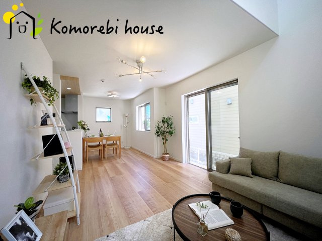 桶川市上日出谷南　2期　戸建て　ピュアガーデン　02の居間・リビング|おしゃれなリビングです