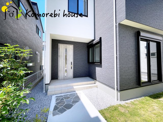 桶川市上日出谷南　2期　ピュアガーデン　戸建て　5号棟の玄関|収納もある玄関です