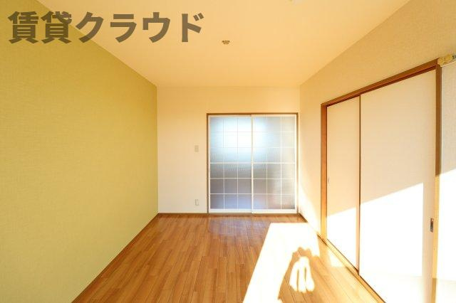 サニーコーポ・ハセベの寝室|広くて明るい寝室