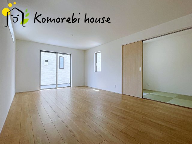 桶川市加納6期　新築一戸建て　グラファーレ　24の居間・リビング|18帖以上の広々LDK。家族が集まり、食事や会話、くつろぎの時間が自然と重なる空間です。