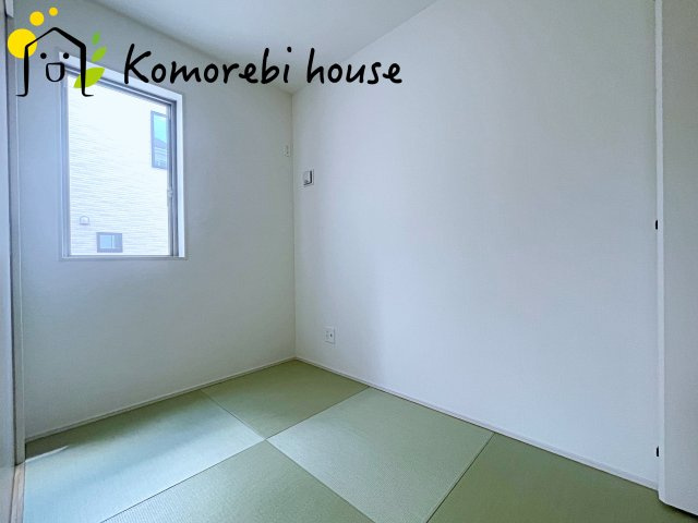 桶川市加納6期　新築一戸建て　グラファーレ　24の和室|琉球畳の落ち着いた風合いが心を整える和室。洗濯物を畳んだり、昼寝したり、日常の“ほっと一息”を支えてくれる空間です。