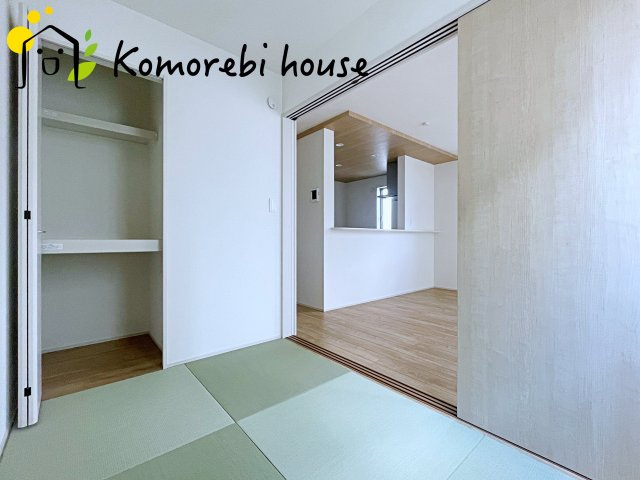桶川市加納6期　新築一戸建て　グラファーレ　24の和室|琉球畳のやわらかな肌ざわりに包まれる和室。ごろんと横になったり、子どもが遊んだり、家族のくつろぎが自然と集まる一部屋です。