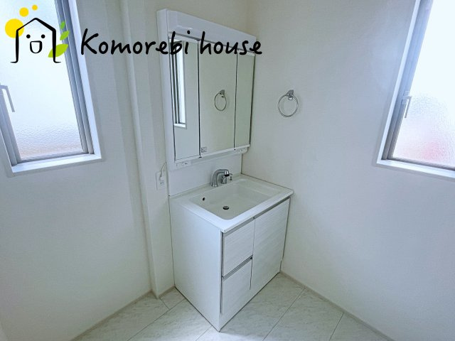 桶川市加納6期　新築一戸建て　グラファーレ　24の独立洗面台|散らかりがちな洗面周りもスッキリまとまる収納付き洗面台。タオルや日用品を入れてもゆとりがあり、生活感を見せない美しい空間をつくります。