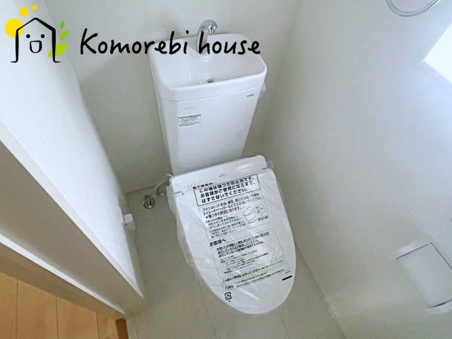 桶川市加納6期　新築一戸建て　グラファーレ　24のトイレ|トイレは抗菌仕様で、汚れや菌が付着しにくい最新素材を採用。日々のお手入れが格段にラクになり、清潔な状態を長く保てます。新築だからこそ実現できる“いつでも清潔が続くトイレ”です。