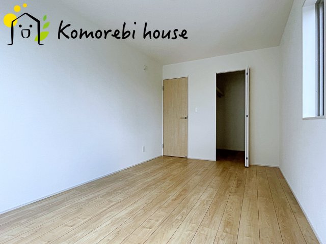 桶川市加納6期　新築一戸建て　グラファーレ　24の寝室|寝室にはゆとりのある広さがあり、大きめのベッドも余裕をもって配置できます。
実際に内覧いただければ、サイズ感もよりイメージしやすいと思います。採寸もその場でご協力いたしますので、ぜひお確かめください。