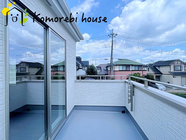 桶川市加納6期　新築一戸建て　グラファーレ　24のバルコニー|防水施工がしっかりと施されたバルコニーで、雨の日も安心。長く使える耐久性を備えたメンテナンスしやすい仕様です。