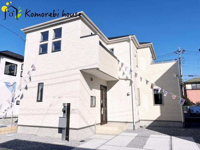 桶川市加納6期　新築一戸建て　グラファーレ　24の外観|明るい色合いで統一された外観が魅力の新築住宅。シンプルながら存在感があり、帰宅時に気分が上がるデザインです。周辺環境とも調和し、落ち着いた街並みに映える一邸です。																	