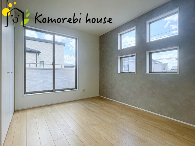 桶川市加納6期　新築一戸建て　グラファーレ　24の洋室|明るい光が差し込む洋室は、寝室・子ども部屋・ワークスペースなど多用途に使える自由度の高い空間。家具の配置もしやすく、暮らしに合わせて柔軟に活用できます。
